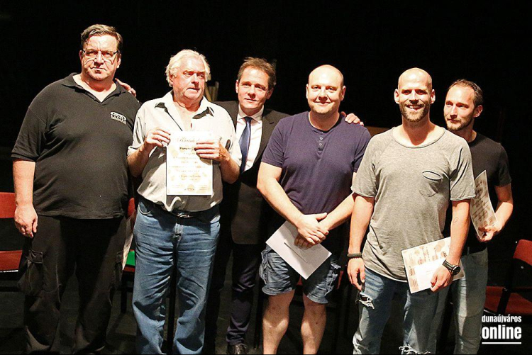 Bizalom után jön a Szolgálat