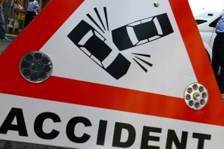 Gépjármű tűz és baleset az M6-os autópálya két oldalán