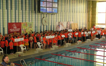 A hétvégén csobban az Úszógála