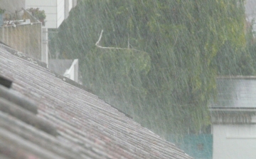 Szerdán is intenzív esőzésre figyelmeztetnek