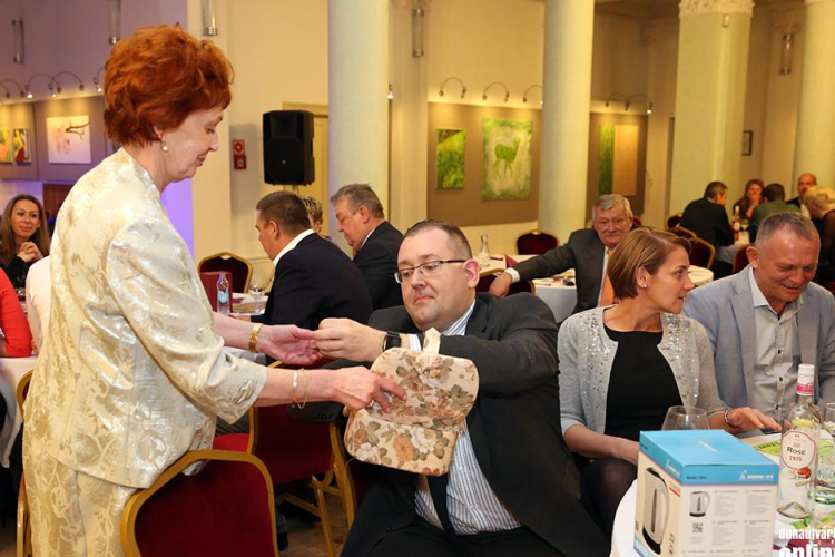 Jótékony célú bálozás