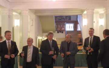  A zeneiskola kollektívája, a DLSZ  és Boór János a Dunaújvárosért díjazottak