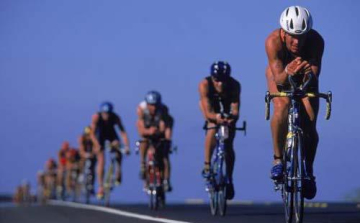 Acélemberek háromszorosan