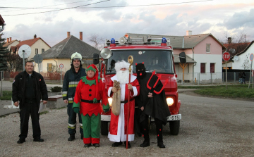A Mikulás rendelésre tűzoltóautóval ( is) jár
