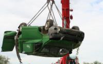 Küldeményszállító kisteherautó borult az árokba