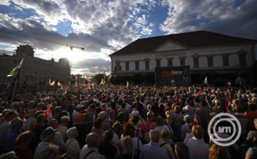 Az államfő elmozdítása ellen tüntettek a Fidesz és a KDNP szervezésében a Sándor-palotánál