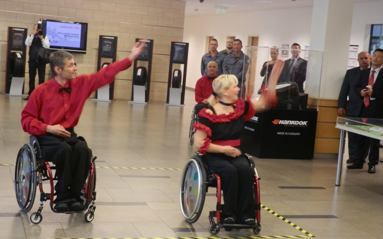 Egy guminyi virág, tánc kerekes székben és a 25 millió forintnyi abroncs