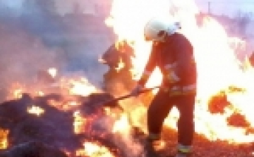 Besnyőn égtek a bálák