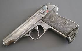 Rendkívüli eset: Pisztoly a szavazókörben