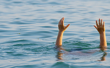 Több embert is kimentettek a vízből