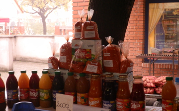 A piacon ellenőrzik az árusokat