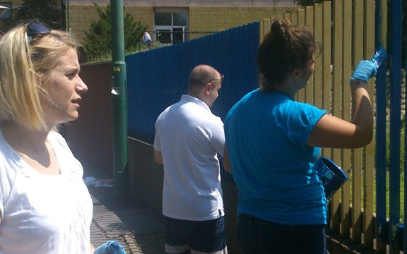 Kórház és kerítés