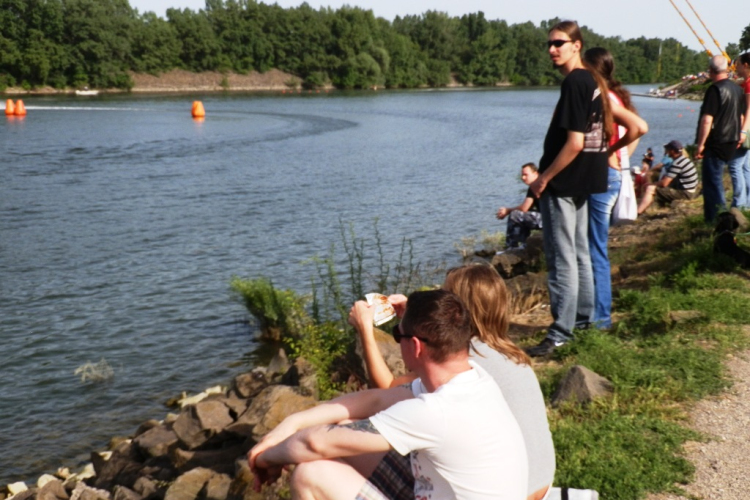 Motorcsónak két napon keresztül