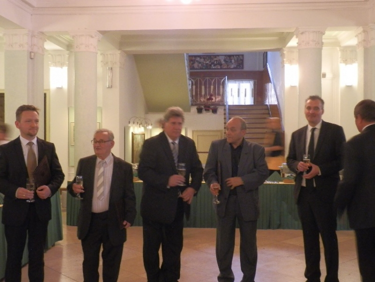  A zeneiskola kollektívája, a DLSZ  és Boór János a Dunaújvárosért díjazottak