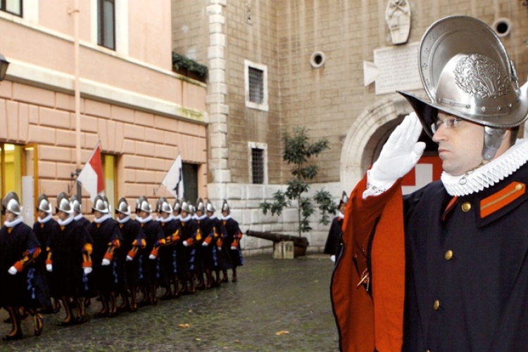 Ferenc pápa leváltotta a svájci gárdisták parancsnokát
