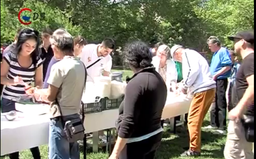 Ételt osztották a focisták - DSTV videóval