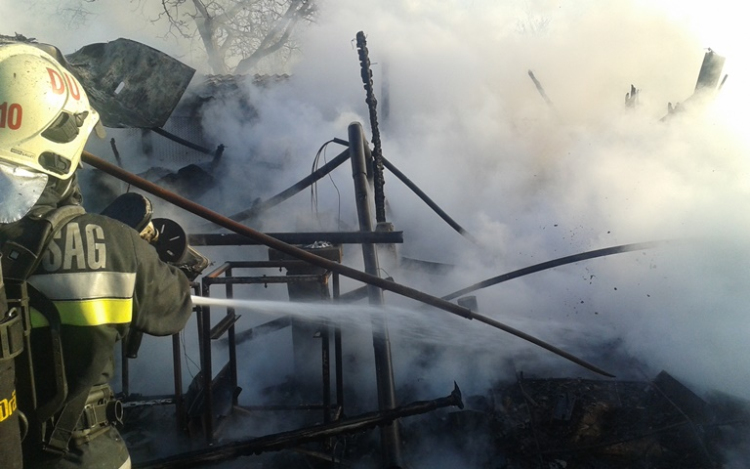 Melléképület gyulladt ki Iváncsán