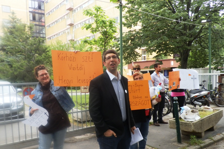 Politikai performance a kórház előtt- videóval