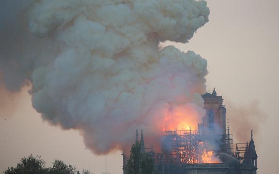Lángol a párizsi Notre-Dame!