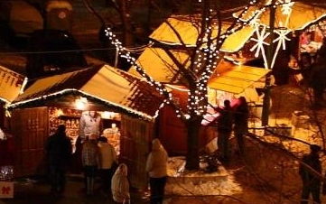 Ünnepi hangulat a Dózsa Mozi előtt - DSTV videóval