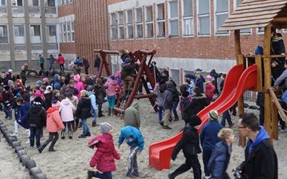 Új játszótér a Petőfiben- videóval