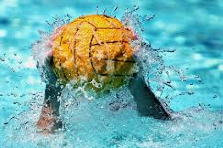 Vecsén ugrik medencébe a Városi Sportiskola utánpótlás leány csapata