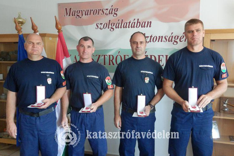 Szolgálati jelet és ajándéktárgyat kaptak