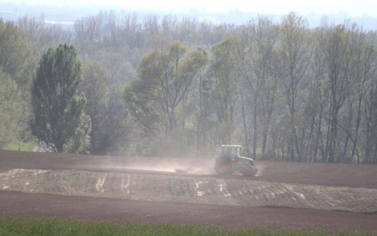 Március 1-től folytatódnak a földárverések
